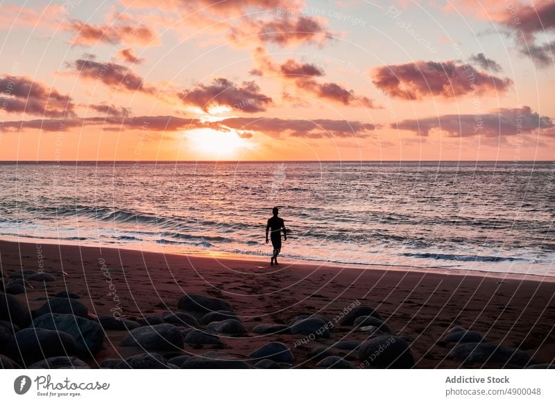 Nicht erkennbarer Reisender, der bei Sonnenuntergang am Strand spazieren geht Tourismus MEER Wasser Meeresufer Natur Abenteuer Silhouette wolkig Freizeit ruhen