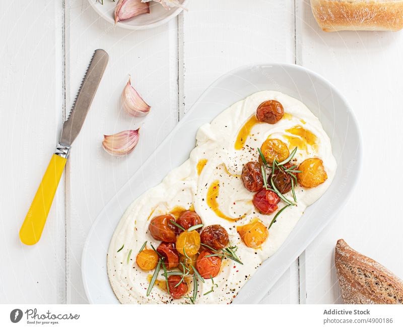 Feta-Dip mit gerösteten Kirschtomaten Tomaten Kirsche Lebensmittel gebraten Küchenkräuter Rosmarin Knoblauch Frischkäse Weißes Holz Textur weißes Holz