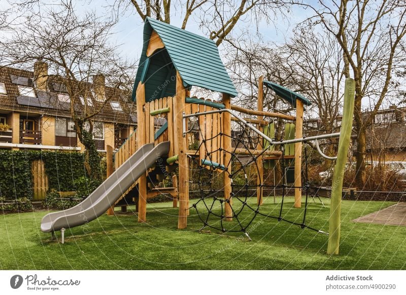 Spielplatz auf der Rückseite eines Hauses Hinterhof Außenseite außerhalb Rücken grün Sliden Anwesen Hof heimwärts Gras Kinder Land spielen eingezäunt Gegend