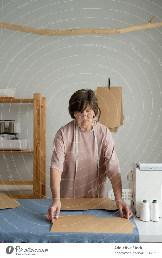 Näherin bei der Anfertigung von Schnittmustern in der Werkstatt Damenschneiderin Muster Atelier Gewebe Textil Arbeit Designer Herstellung Gerät Frau Beruf