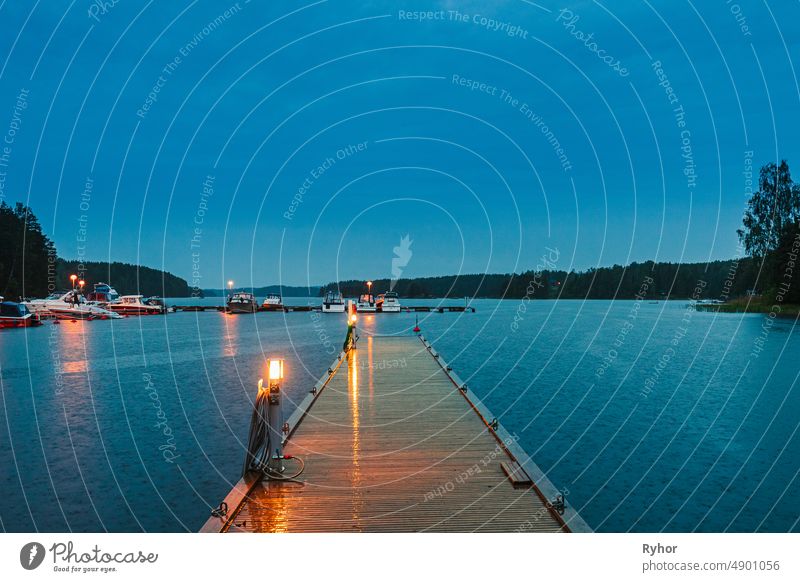 Schweden. Schöne hölzerne Pier in der Nähe von See im Sommer Abend Nacht. See oder Fluss Landschaft Schwedisch schön Schönheit in der Natur Boot Windstille