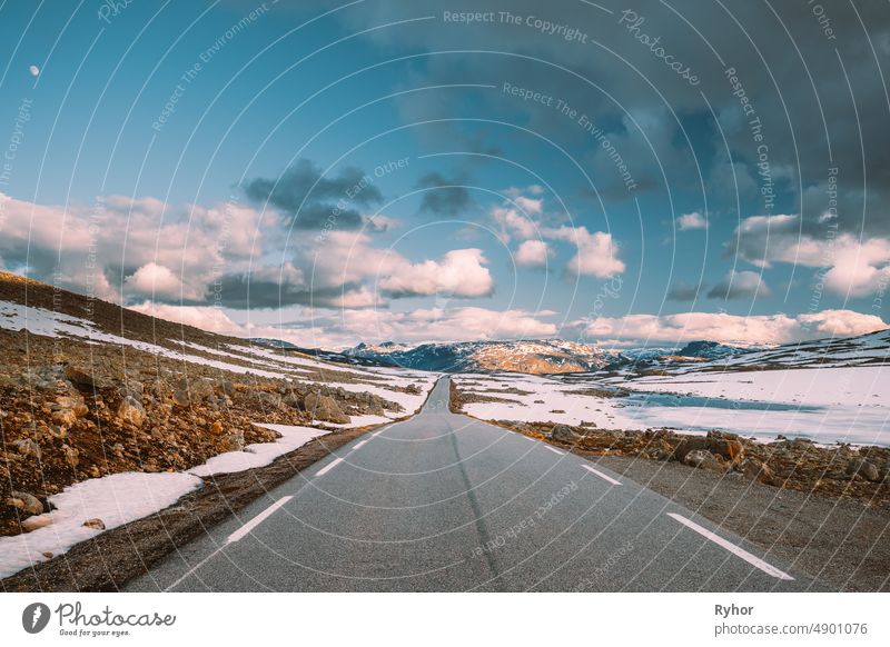 Aurlandsfjellet, Norwegen. Offene Straße Aurlandsfjellet. Scenic Route Straße im Sommer norwegischen Landschaft. Natürliches norwegisches Wahrzeichen und beliebtes Reiseziel