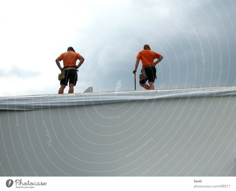 orange Verschnaufpause Arbeiter Baustelle Haus Mauer Wand Montage Etage aufstellen Himmel