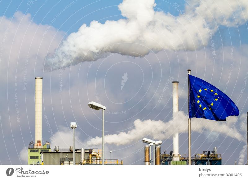 Industrieanlage in der europäischen Union. Energieintensive Industrie in der Energiekrise. Gasmangel, Erdgas. Eu-Flagge vor Industriearchitektur mit rauchendem Schornstein, Ukrainekrieg , Klimawandel