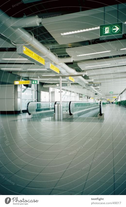 schiphol airport amsterdam Schiphol Flughafen Niederlande Laufband Gebäude leer Einsamkeit Flugzeug Abdeckung Schilder & Markierungen empty alone lonesome