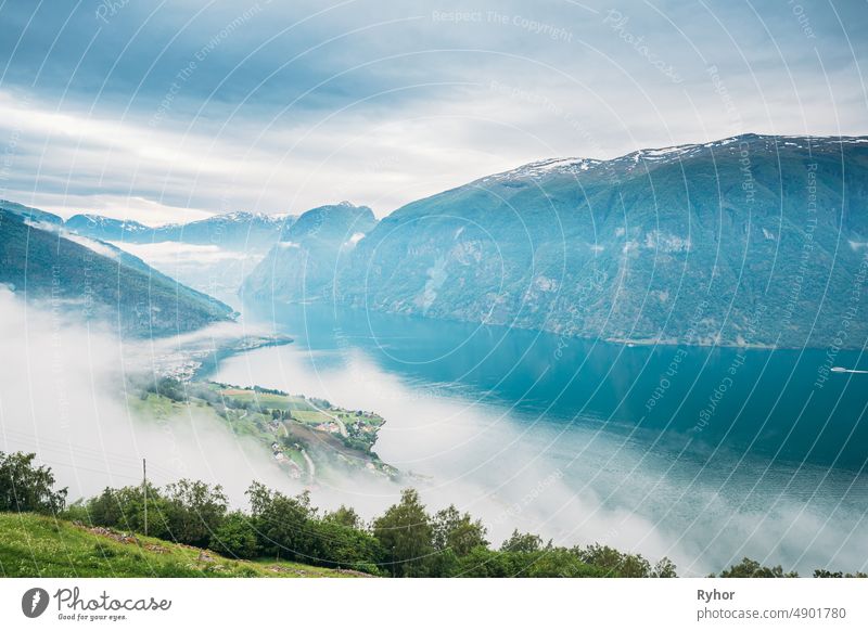 Sogn und Fjordane Fjord, Norwegen. Amazing Fjord Sogn Og Fjordane In Nebel Wolken. Sommer Scenic View of Famous Natural Attraction Landmark und beliebtes Reiseziel im Sommer. Nebliges Wetter