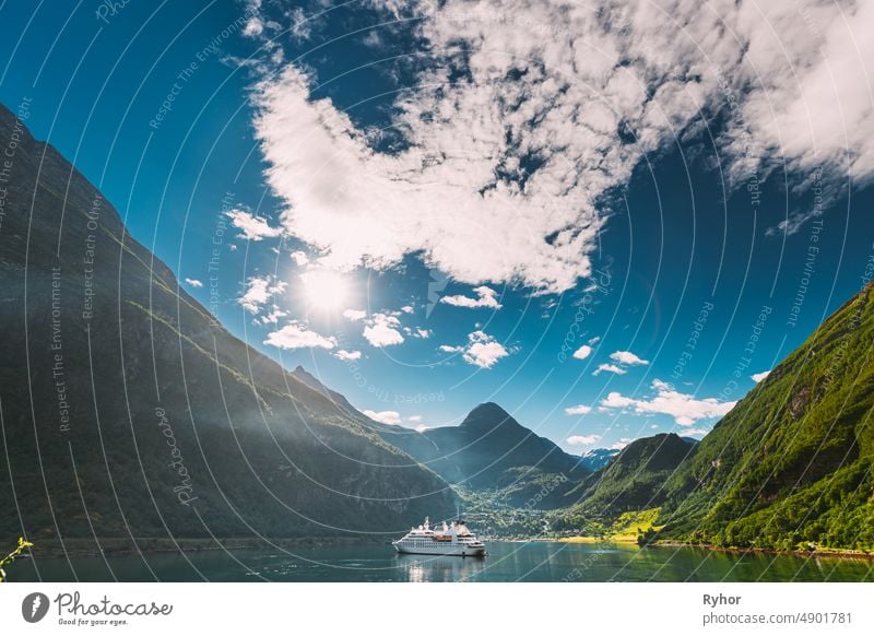 Geirangerfjord, Norwegen. Touristisches Schiff Fähre Boot Kreuzfahrtschiff Liner schwimmend in der Nähe von Geiranger in Geirangerfjord in sonnigen Sommertag. Berühmte norwegische Wahrzeichen und beliebtes Reiseziel.