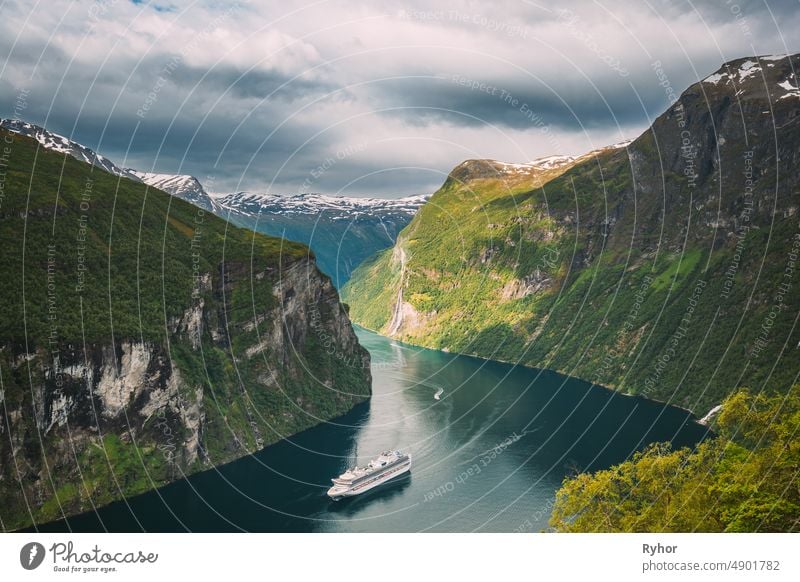 Geirangerfjord, Norwegen. Touristisches Schiff Fähre Boot Kreuzfahrtschiff Liner schwimmend in der Nähe von Geiranger in Geirangerfjorden im Sommer Tag. Berühmtes norwegisches Wahrzeichen und beliebtes Reiseziel