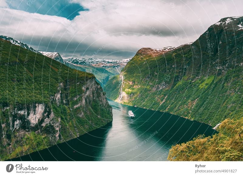 Geirangerfjord, Norwegen. Touristisches Schiff Fähre Boot Kreuzfahrtschiff Liner schwimmend in der Nähe von Geiranger in Geirangerfjorden im Sommer Tag. Berühmtes norwegisches Wahrzeichen und beliebtes Reiseziel