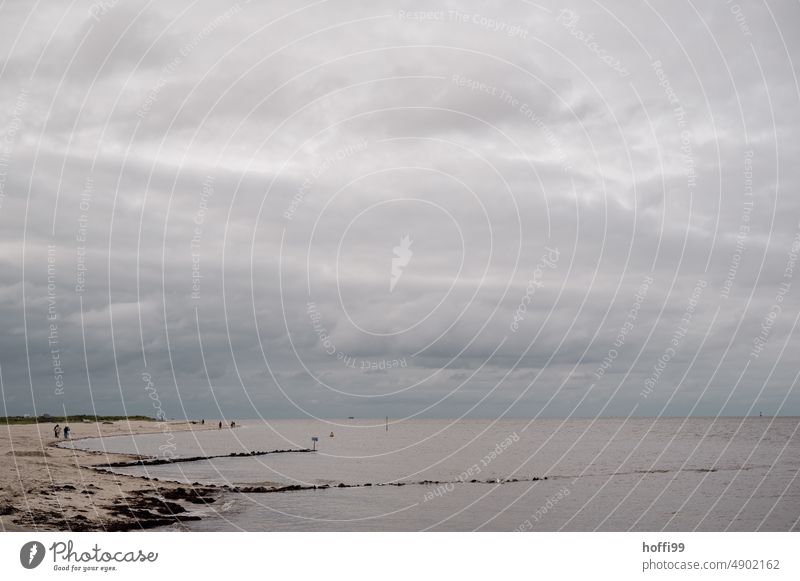 düstere Unwetterlage am Strand Küste Sturm Wolken Gewitterwolken bedrohlich schlechtes Wetter Außenaufnahme dunkel Natur Meer Umwelt Klimawandel Urelemente