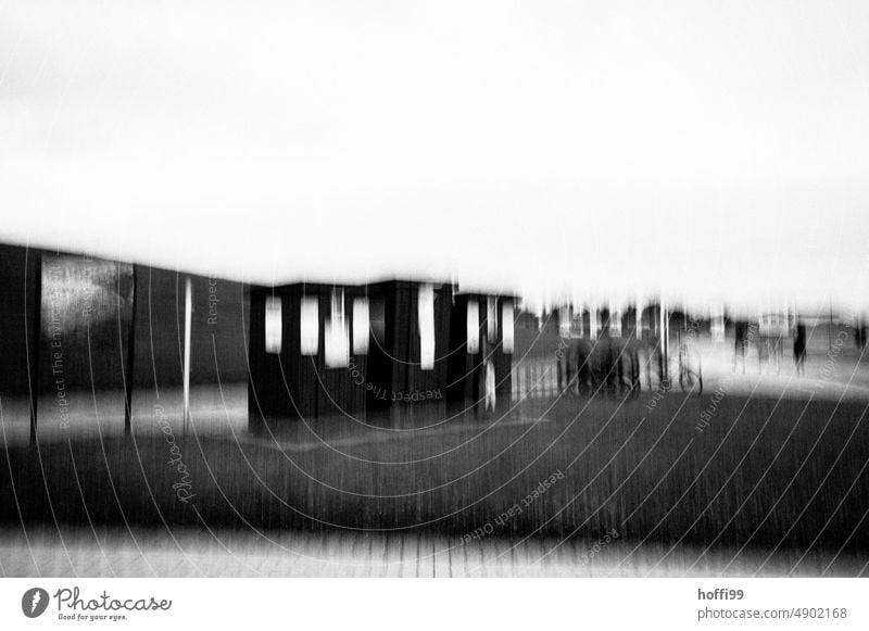 unscharfe Strandhäuser / Kabienen mit Fahrrädern und Menschen vor einem Deich ICM ICM-Technik Strandhaus Reihe vibrierend abstrakte Fotografie verschwommen