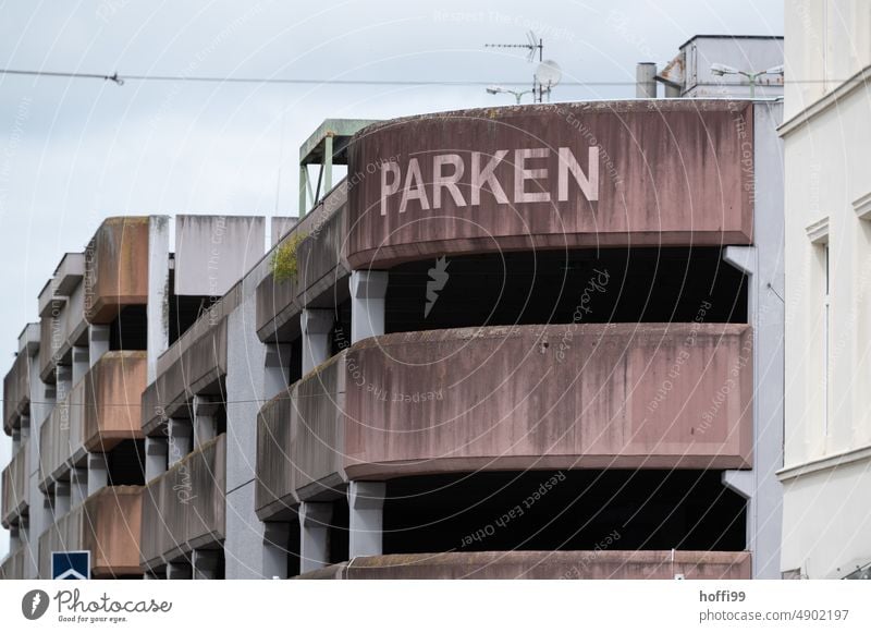 heruntergekommenes Parkhaus aus den 70ern kurz vor dem Abriss 70er Jahre schäbig trashig Abrissgebäude Unbewohnt abrissreif Mauer Betonbauweise Fassade