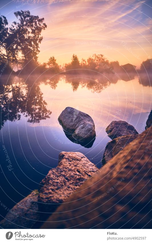 Steine am Seeufer im Morgenlicht farbenforh Farben Morgendämmerung Sonnenaufgang Wasser Teich Natur Nebel Reflexion & Spiegelung Landschaft Außenaufnahme Himmel