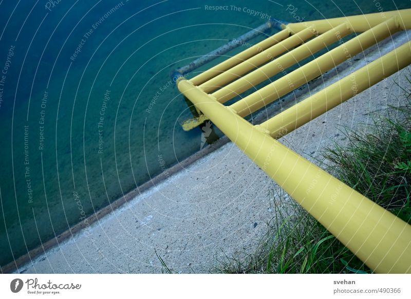 In die Tiefe Leiter Wasser Hafen blau gelb grau grün Metall Kanal Böschung diagonal abwärts Meerestiefe Uferbefestigung Betonmauer Leitersprosse Farbfoto