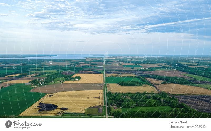 Der ländliche Mittlere Westen der USA aus der Vogelperspektive Horizont Frühling Amerikaner Natur Wasser Land Wiese See Hintergrund Boden Ackerbau Sommer