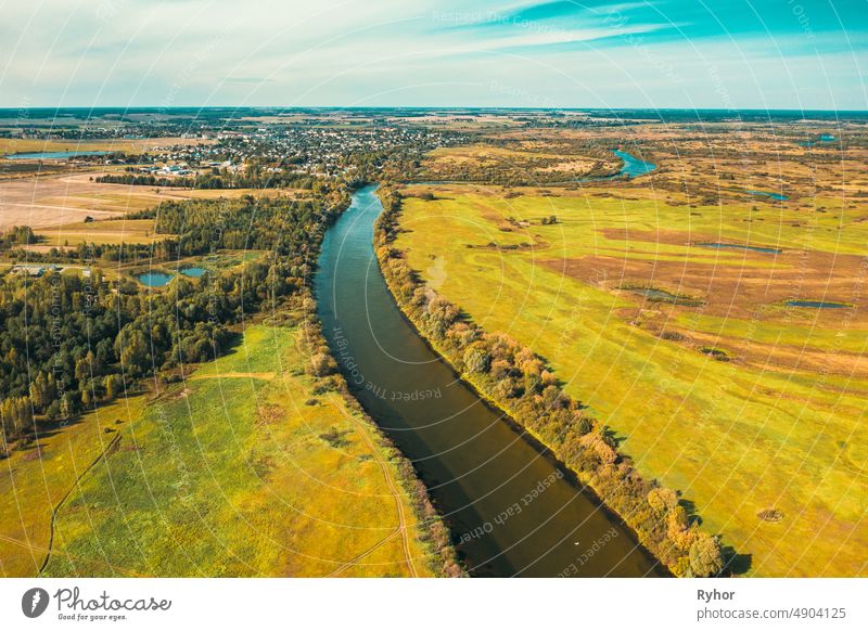 Chachersk, Weißrussland. Aerial View Green Meadows und Sozh Flusslandschaft in Sunny Summer Day. Top View of Beautiful European Nature From High Attitude In Summer Season. Drone Ansicht. Vogelperspektive Ansicht