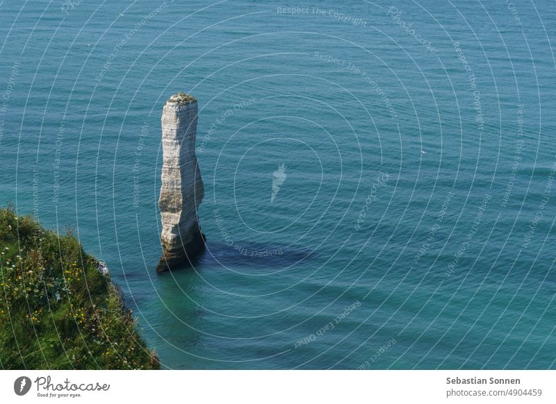 Felsnadel auf den Kreidefelsen von Etretat an einem sonnigen Tag mit türkisfarbenem Meerwasser, Etretat, Normandie, Frankreich Landschaft Felsen Nadel MEER