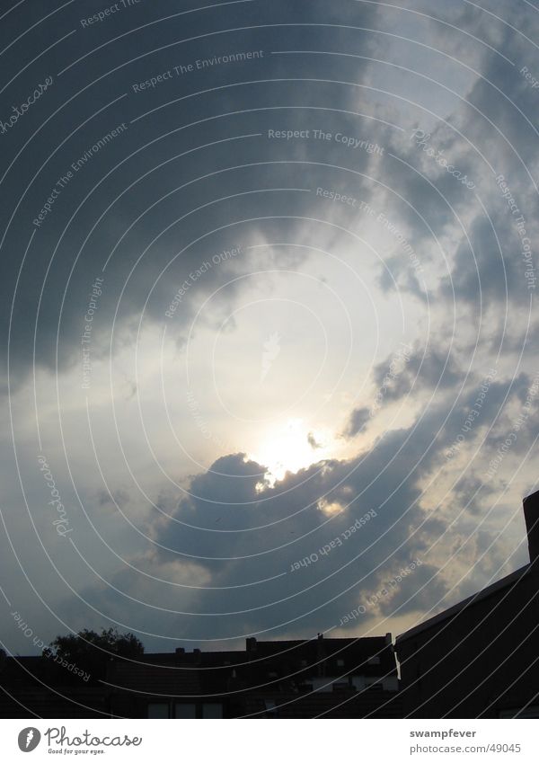 Schwarze Welt Wolken strahlend Watte Gegenlicht bedrohlich Sonnenuntergang Himmel Dämmerung dunkel Endzeitstimmung schwarze häuser Himmelszelt blau-grau Natur