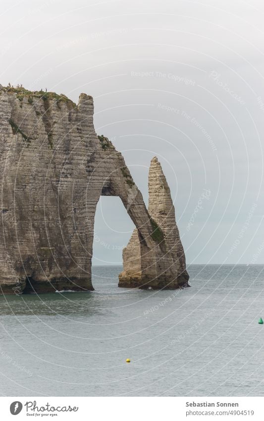 Die Klippe von Falaise d'Aval an einem Sommertag in Etretat, Normandie, Frankreich Felsen Landschaft Bogen Wahrzeichen MEER Tourismus Étretat Gras Küste Wasser