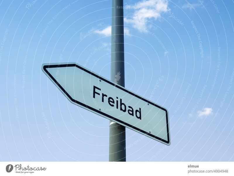 Schild  - Freibad -  an einer Eisenstange vor hellblauem Himmel mit Schönwetterwölkchen / Sommer Hinweisschild Klima baden gehen Sommerbad Badeanstalt