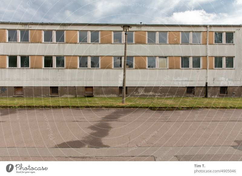 eine Laterne in Prenzlauer Berg Berlin Stadt Menschenleer Außenaufnahme Hauptstadt Stadtzentrum Altstadt Farbfoto Tag Altbau Bauwerk Gebäude Haus Architektur