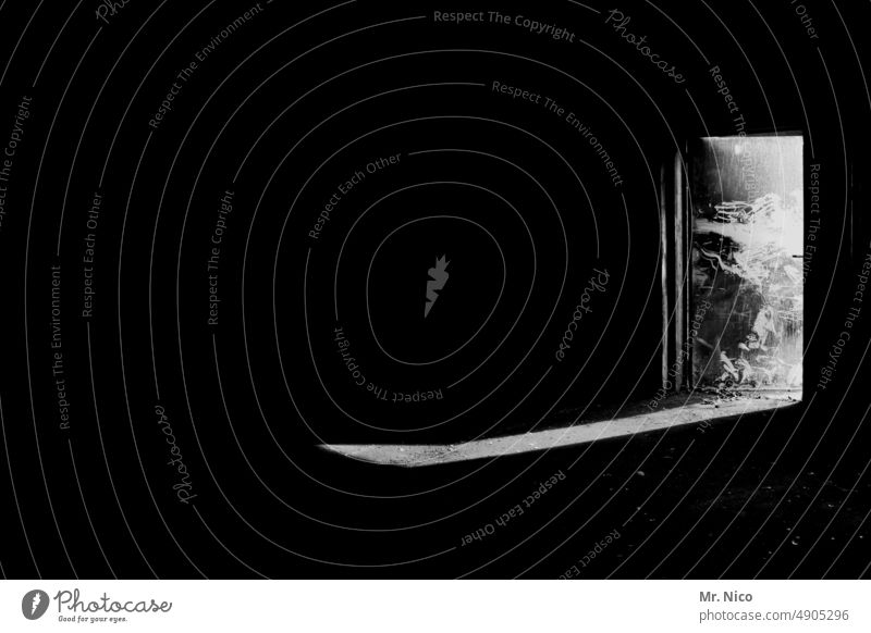 tatort I darkroom Licht und Schatten Sonnenlicht dunkel hell und dunkel Tür Eingang offen Raum Dunkelheit Angst Lichteinfall Lichtblick Lichtschein unheimlich