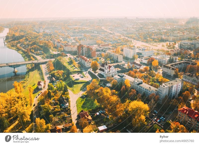 Grodno, Weißrussland. Aerial Vogelperspektive Ansicht von Hrodna Stadtlandschaft Skyline. Franziskanerkloster - Kirche der Jungfrau Maria im sonnigen Herbsttag