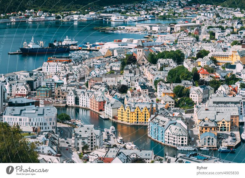 Alesund, Norwegen. Ansicht von Alesund Skyline Stadtbild. Historisches Zentrum im Sommer sonnigen Tag. Berühmtes norwegisches Wahrzeichen und beliebtes Reiseziel. Alesund, Kiven Aussichtspunkt, Mt