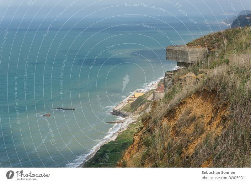 Wrack eines Frachtschiffs der Liberty-Klasse Lee S. Overman aus dem 2. Weltkrieg mit Blick auf die Alabasterküste und einen Bunker Octeville-sur-Mer, Normandie, Frankreich