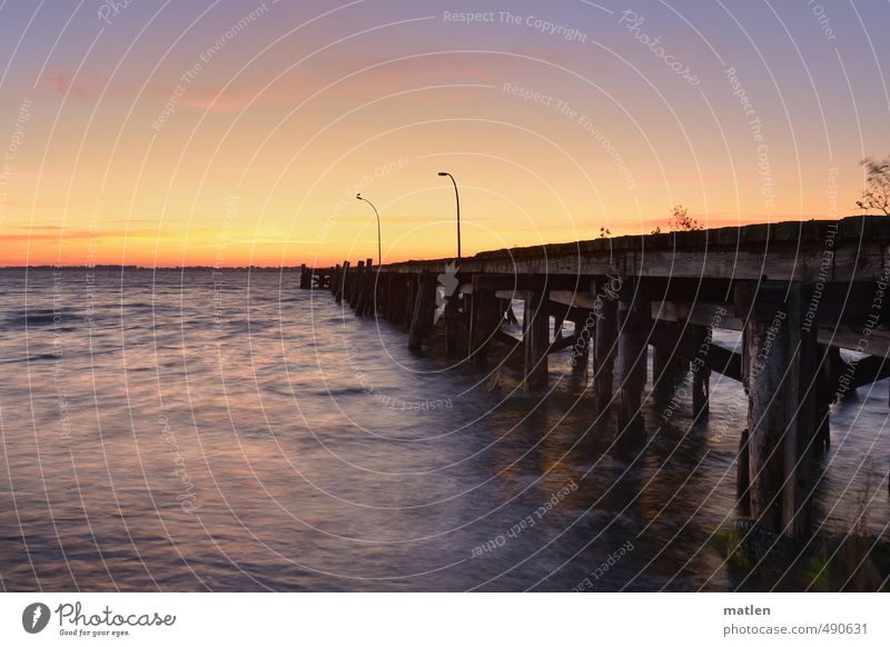 base Landschaft Wasser Himmel Wolkenloser Himmel Horizont Sonne Herbst Wetter Schönes Wetter Wellen Küste Ostsee Menschenleer Brücke Schifffahrt alt blau braun