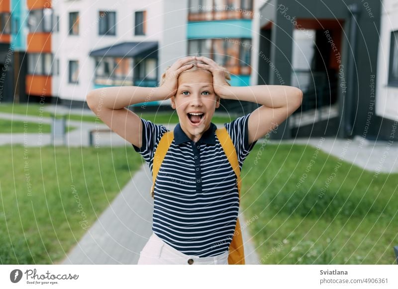 Ein charmantes Schulmädchen hält sich den Kopf, kann mit Stress und Emotionen nicht umgehen Mädchen Gefühle Griffe Schüler Teenager Schule Nervös Panik Bildung