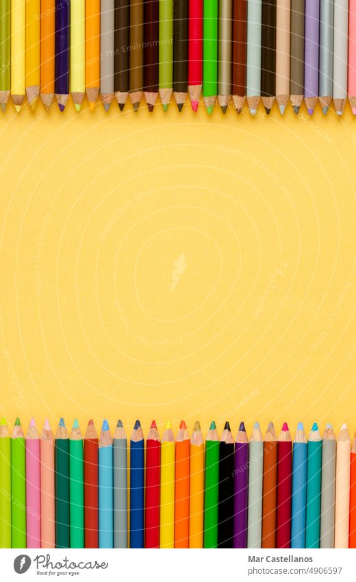 Zurück zum Unterricht. Buntstifte auf gelbem Hintergrund. Platz zum Kopieren. Vertikales Foto. zurück zur Schule Kuvert gelber Hintergrund Textfreiraum