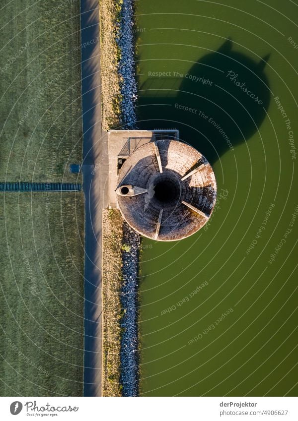 Überlauf am Stausee in Hessen  – ich sehe den Schatten eines Katzenkopfes Riss Wüste Dürre Wetter Erwärmung Oberfläche Sommer heiß braun Boden Muster