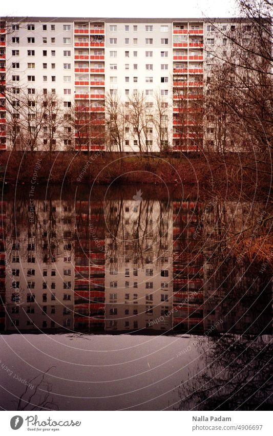 Plattenbau und Bäume spiegeln sich im Wasser analog Analogfoto Farbe Etage Stockwerke zehn Spiegelung Architektur Marzahn Fenster Fassade Balkon Beton Gebäude