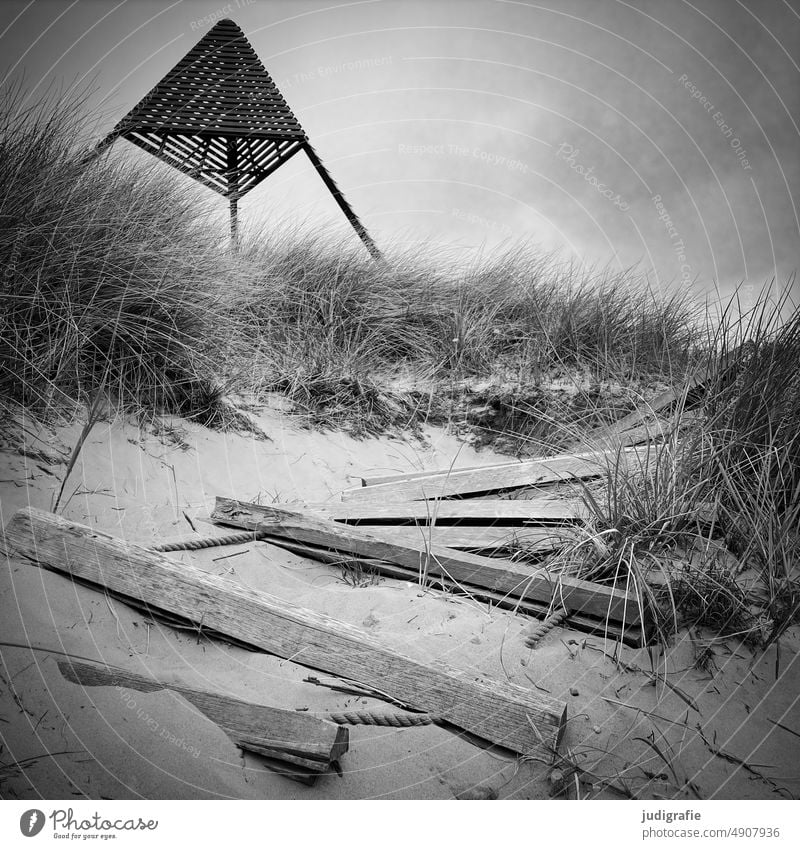 Düne mit Seezeichen in Westjütland Schifffahrtszeichen Jütland Dänemark Sand Gras stufen Treppe Leiter Bake Holzkonstruktion seefahrt Sicherheit Schwarzweißfoto