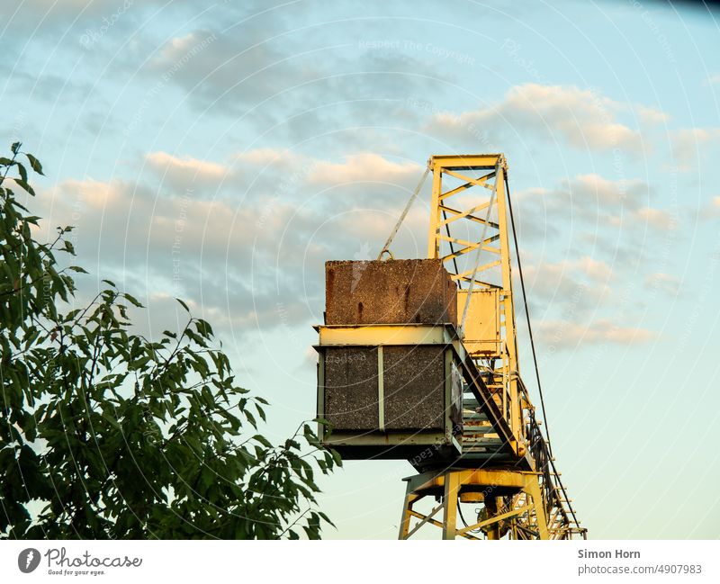 Kran im Sonnenlicht Gewicht Lastkran Industrie Gegengewicht Himmel Arbeit & Erwerbstätigkeit schwer Güterverkehr & Logistik heben Industrieromantik