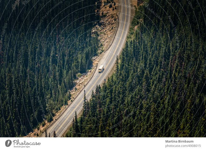 Schulbus auf dem Highway irgendwo in einer ländlichen Gegend von Washington Landschaft reisen Herbst Sonnenuntergang Hintergrund geschlängelt Umwelt Farbe Hügel