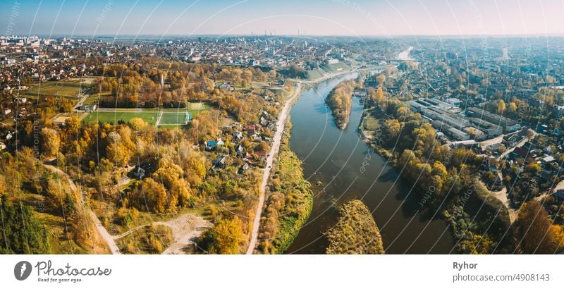 Grodno, Weißrussland. Aerial Vogelperspektive Ansicht von Hrodna Stadtlandschaft Skyline. Residential District In Sunny Autumn Day. Panorama, Panoramablick