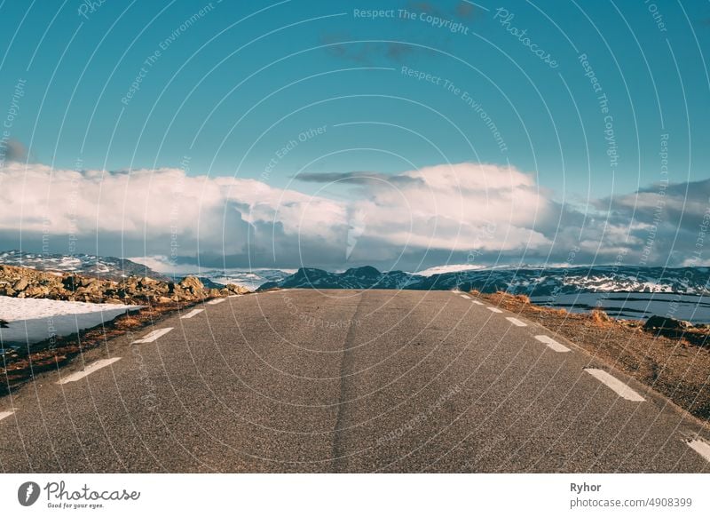 Aurlandsfjellet, Norwegen. Offene Straße Aurlandsfjellet. Scenic Route Straße im Sommer norwegischen Landschaft. Natürliches norwegisches Wahrzeichen und beliebtes Reiseziel