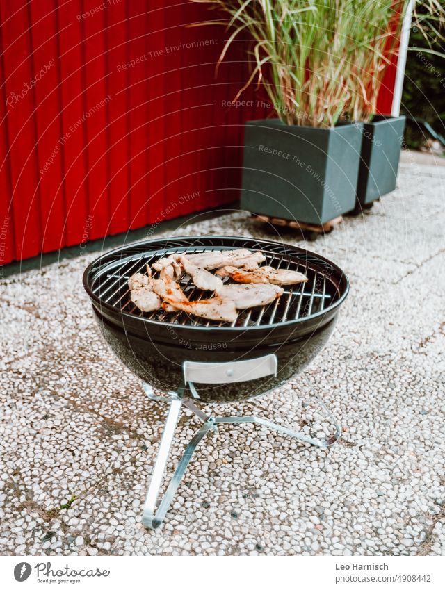 Grillen im Garten grillen gartenlaube holzhaus schwedenrot schwedenhaus waschbeton fleisch Sommer Lebensmittel Grillsaison Ernährung Grillrost Grillkohle Feuer