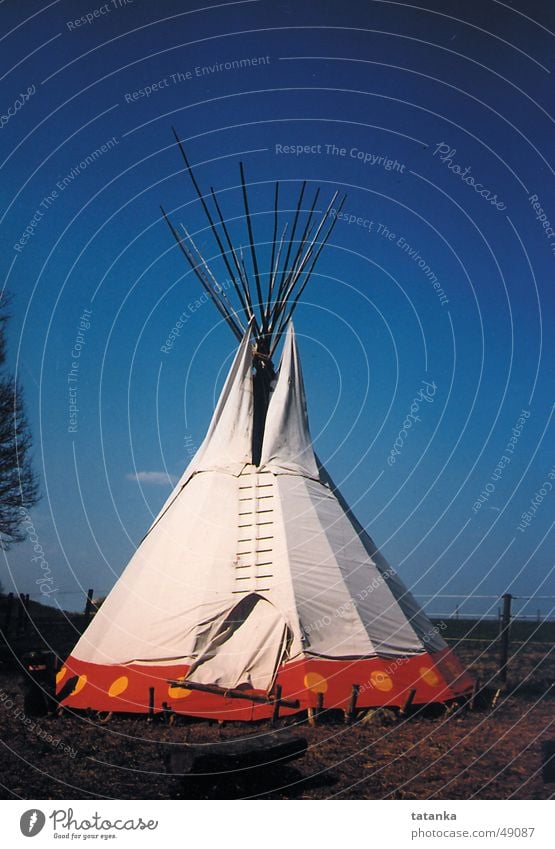 Tipi Spitzzelt Nomadenzelt Natur Himmel blau Ferne Häusliches Leben