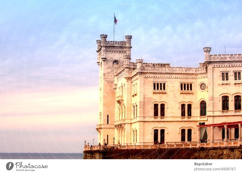 Schloss Miramare, das schönste Denkmal von Triest. Italien gealtert antik Architektur Kunst Attraktionen blau Gebäude Burg oder Schloss Großstadt klassisch