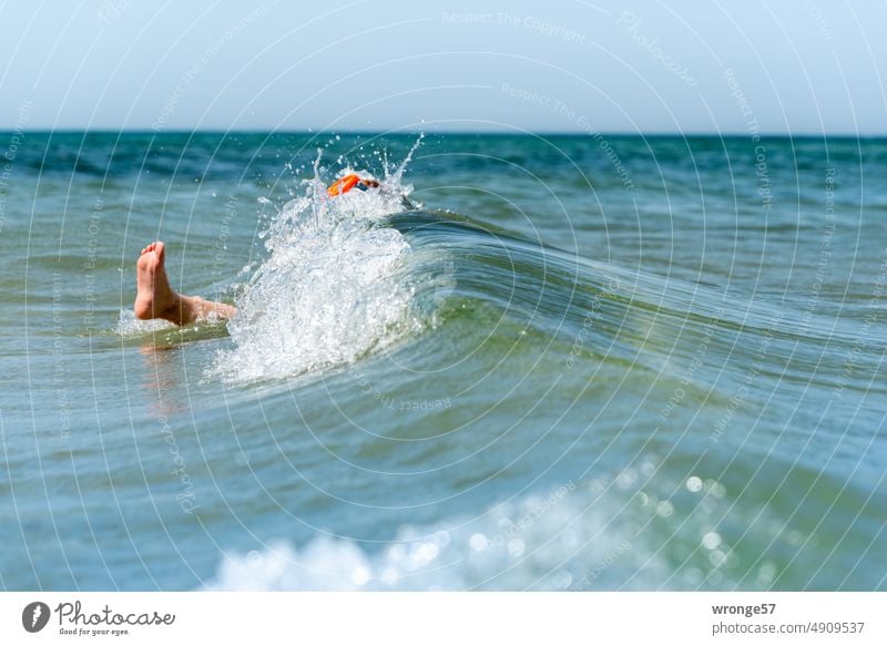 Hoch das Bein und platsch in die Welle rein | Tauchgang Ostsee Meer Wellen Baden Badespass Wellengang Kind Wasser Sommer Küste Strand Ferien & Urlaub & Reisen