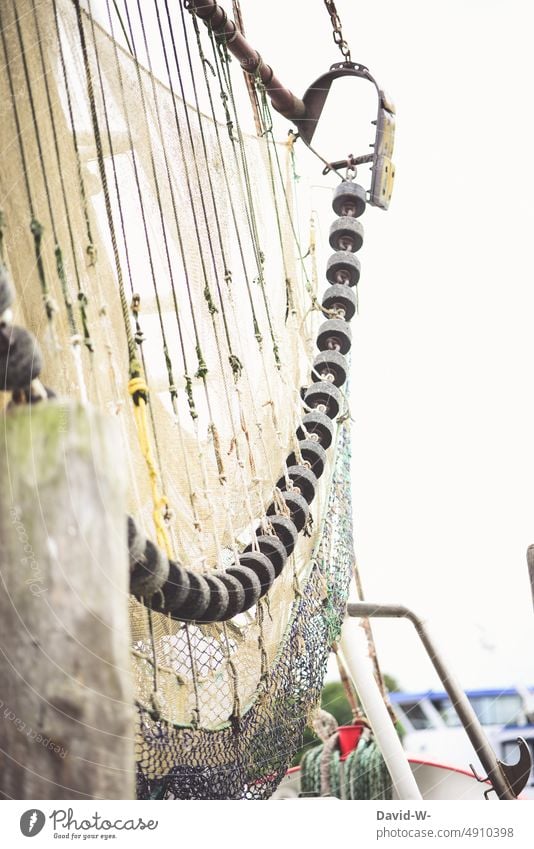 Fischernetz auf einem Fisscherbot Fischerboot Fischfang Netz Beruf Fischerdorf Fischereiwirtschaft Fischereihafen Boot Hafen