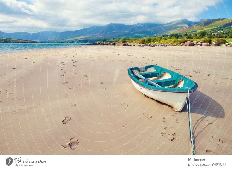 Boot am Meer Landschaft Küste Sehnsucht Wasserfahrzeug Irland Sandstrand Ebbe gestrandet blau Berge u. Gebirge Farbfoto Außenaufnahme