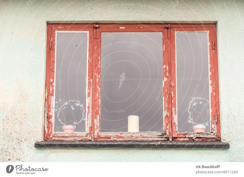 Altes Fenster mit Deko im Freien Dekor verschlissen Oberfläche Detailaufnahme Grunge gealtert hölzern Wand verwittert Gebäude schäbig Fassade trostlos