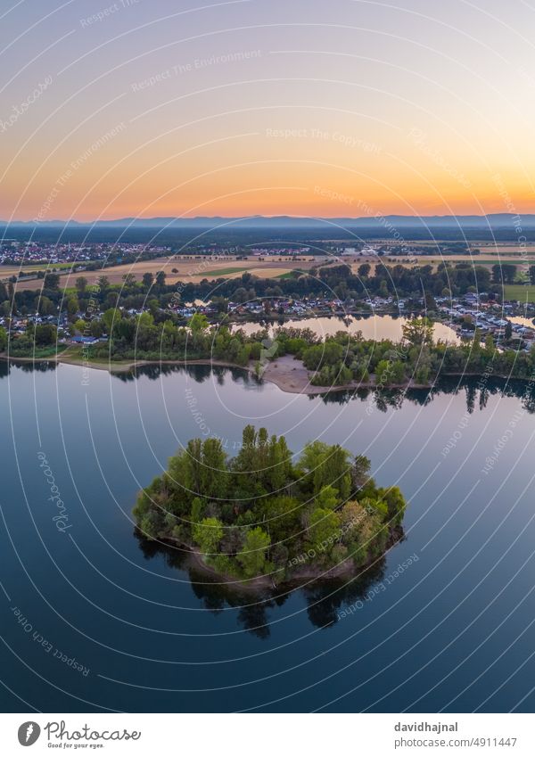 Luftaufnahme von einer kleinen Insel im Binsfeldsee bei Speyer. Teich See Steinbruch binsfeldsee Deutschland Rhein Fluss Sonnenuntergang Abenddämmerung Boot