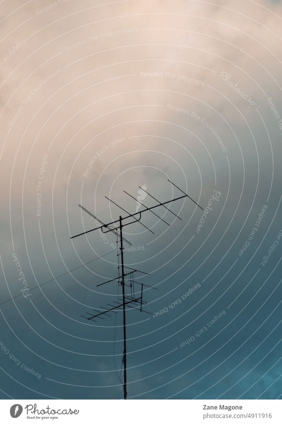 Fernseh-Dachantenne Antenne Fernsehen Fernsehantenne Mitteilung Ausstrahlung Rundfunksendung Fernsehsendung Nachrichten Nachrichten verfolgen Fernsehen schauen