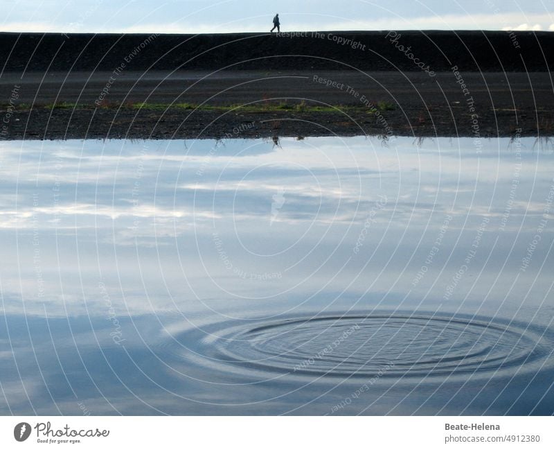 Gedankengang - Spaziergang mit Tiefgang Spiegelung Himmel Wolken Wasser Reflexion & Spiegelung Außenaufnahme Spiegelung im Wasser Mensch kreisrund