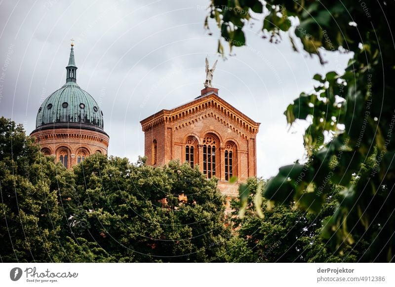 Kirche in Kreuzberg von Bäumen gerahmt Gefühle Abschied Engel sterben Tod Park Gedenken Leidenschaft Wahrheit Ehrlichkeit authentisch standhaft Statue Stein